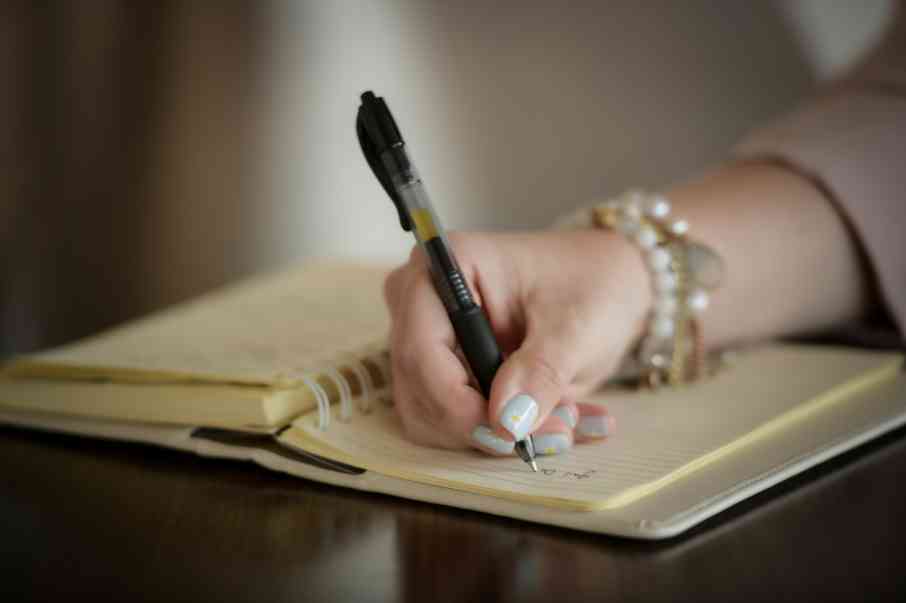 Pearl Collective client taking notes